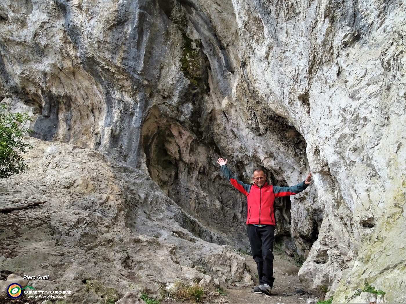 55 All'ingresso della grotta del Paci Paciana.JPG